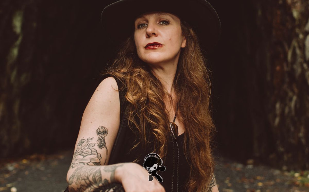 Sarah King - 'When It All Goes Down' (Alternative Rock)