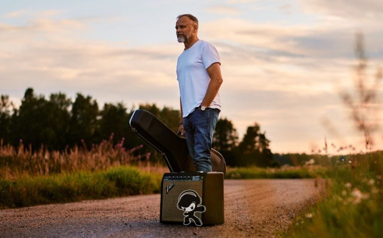 Tuomikoski - 'Chasing Shadows' (Alternative Rock)