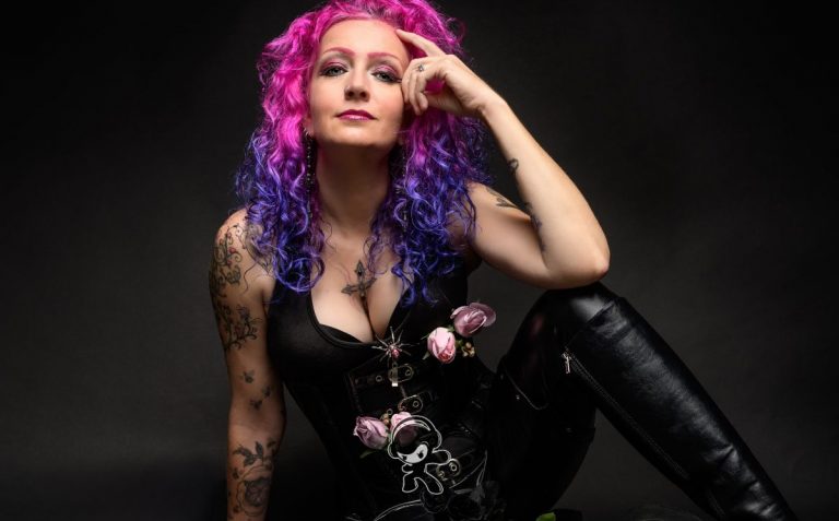 VK Lynne - 'DYW1' (Synthpop)