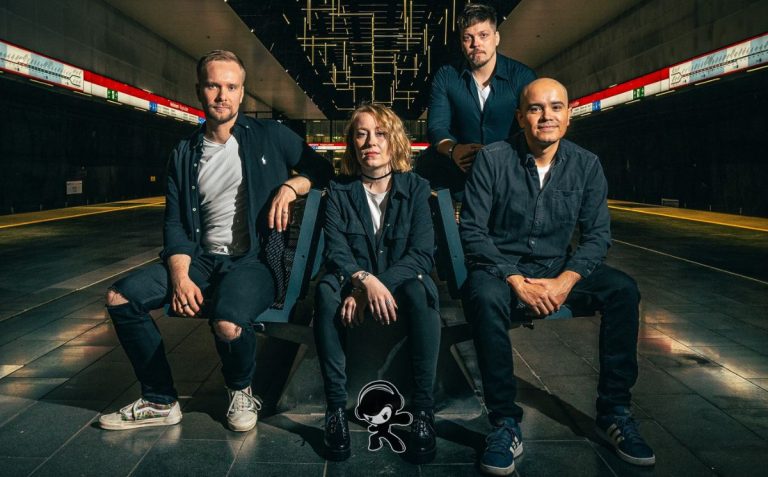 Alive Alive - Tyyntä on hetken vain (Alternative Metal)