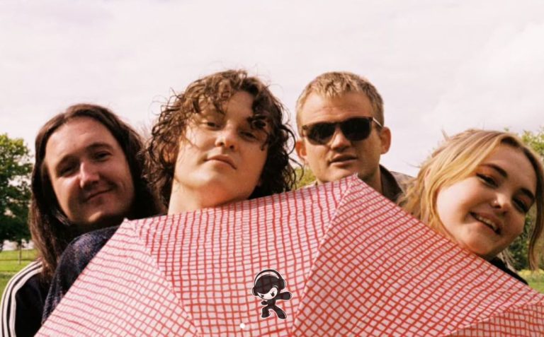 Fuzzy - She's so bored (Indie Rock)