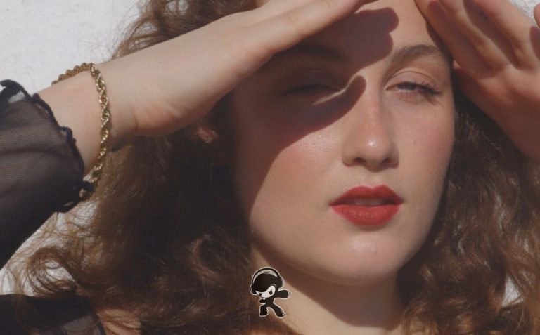 Olive Green - does she know? (Alternative Pop)