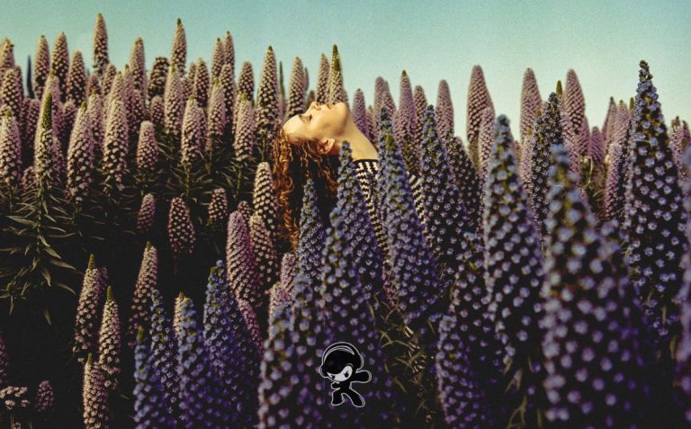 Julia Logan – Thrown Down (Indie Folk)