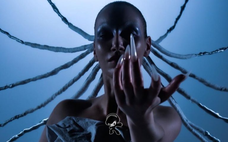 siXren - OUTTA MY WAY (Electro Pop)