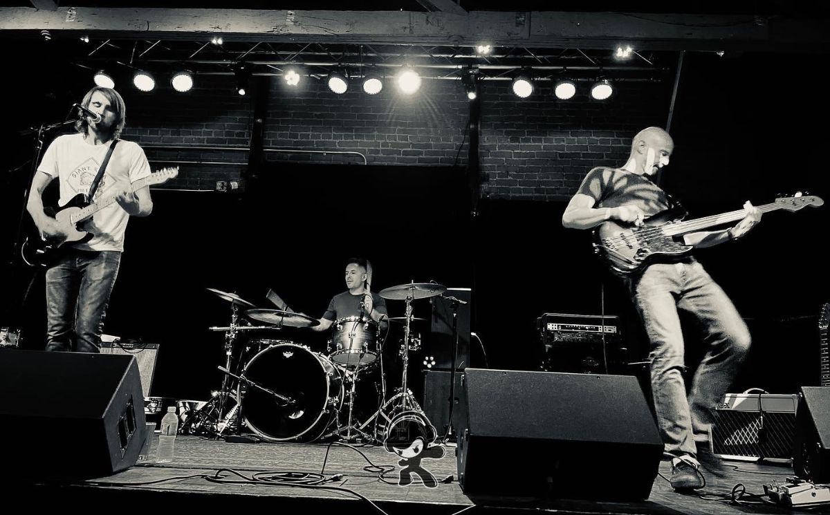 Easy Bear - Ruin the Day (Alternative Rock)