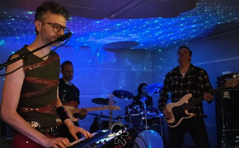 Band Of 4 - Sick And Tired (Indie Rock)