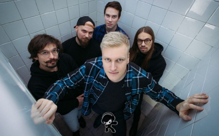 Mooneight - Fighting (Hard Rock)