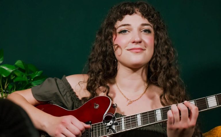 Hannah Stokes – Waste Time (Alternative Pop)