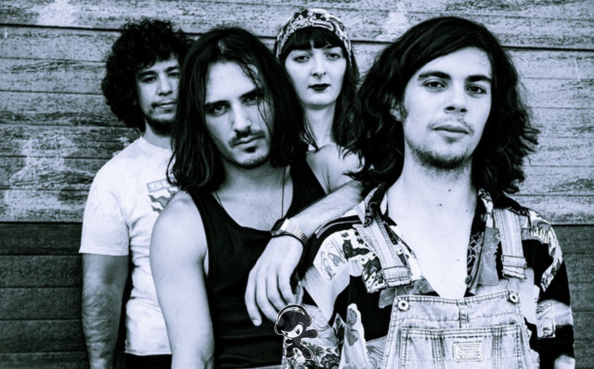 Walking To The Moon – Kinda Strange (Alternative Rock)