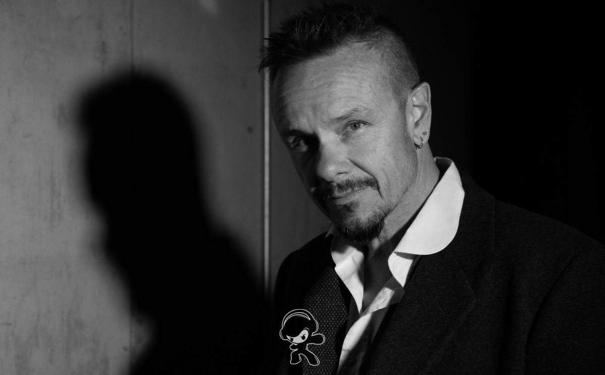 Simon Shackleton – This Is Who We Are (Trip-Hop)