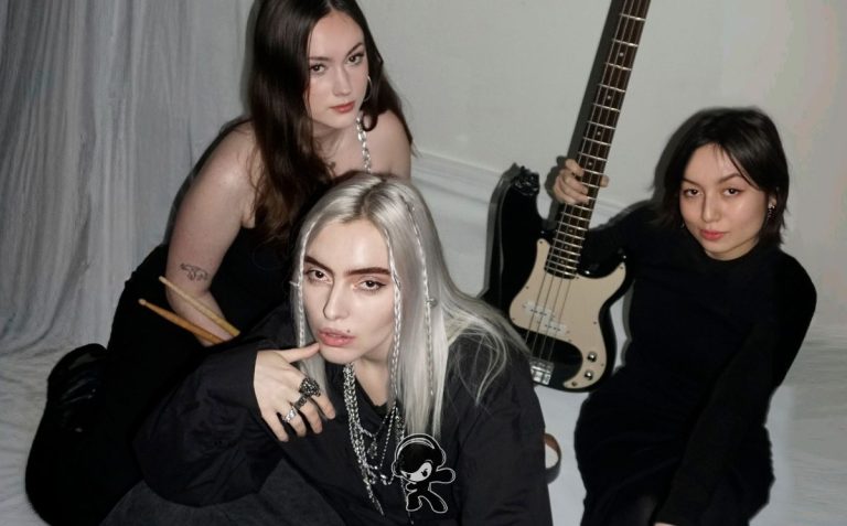 RÊVERIE – dark eyes (Electro Pop)