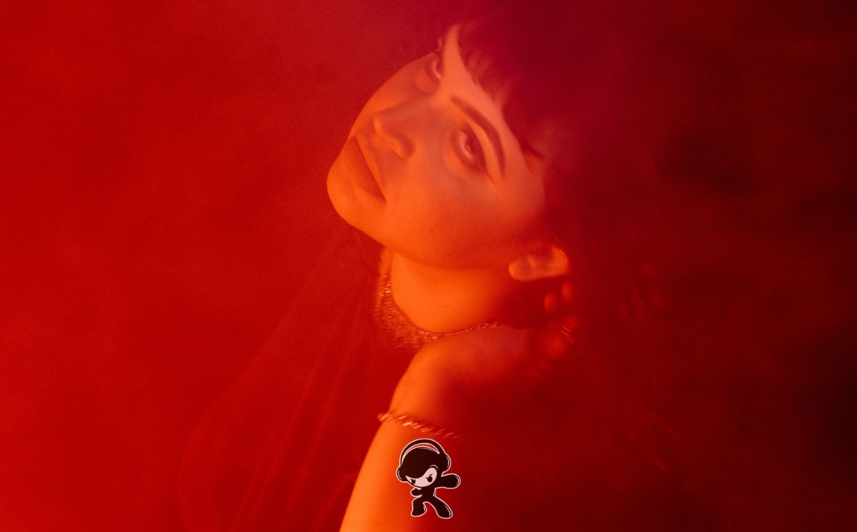 Romi O - Feeling the Heat (Electro Pop)