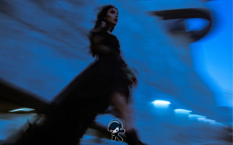 Wolfy - Pieces (Electro Pop)