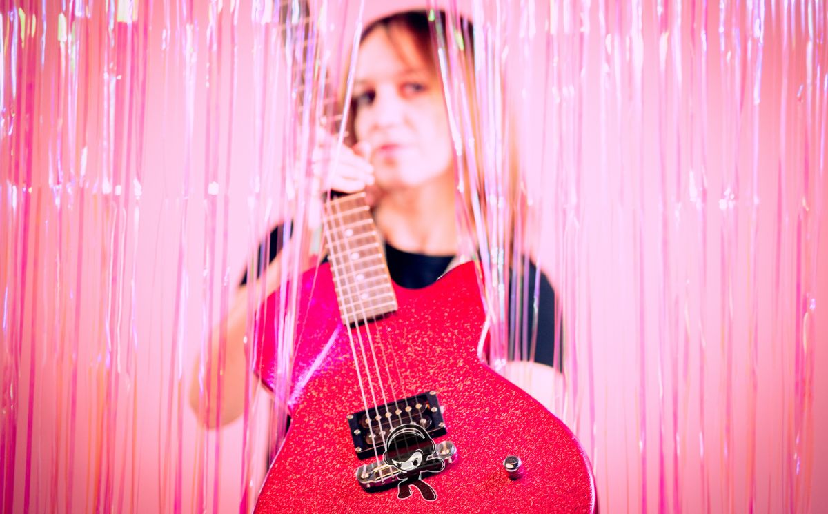 Lucciana Costa - Your Love Makes Sense To Me (Indie Folk)