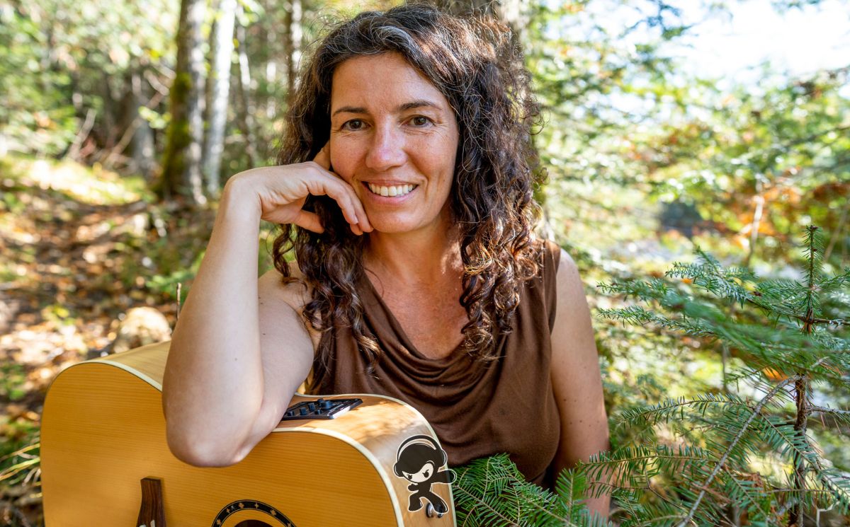 Shy-Anne Hovorka - Fly Away (Folk Pop)