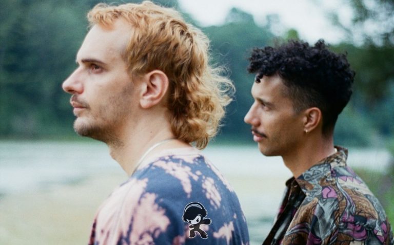 World News - MOVE ON ME (Experimental Electronic)