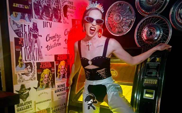 Eve Maret - Hit U With a Banger (Indie Electronic)